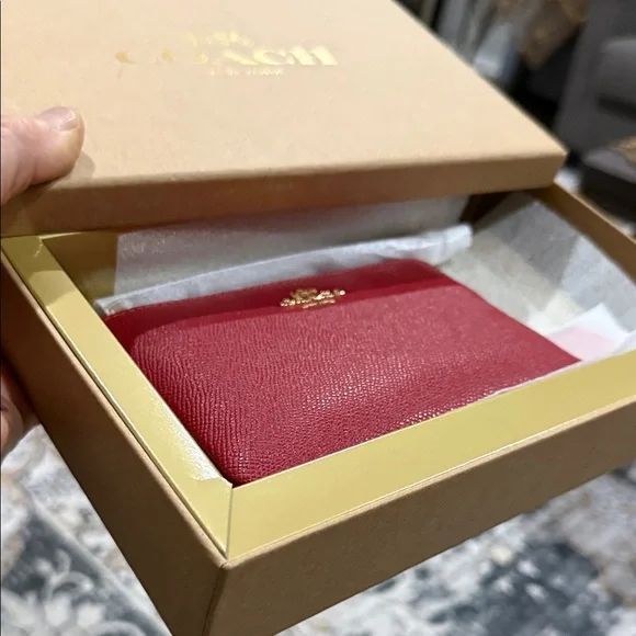 💥Coach Red Leather Wristlet Pouch with Gold Logo - Picture 4 of 8